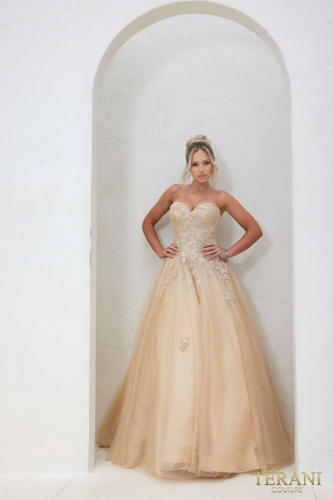 {{ product.title }} - {{ product.options.color }} - RiyadhDress