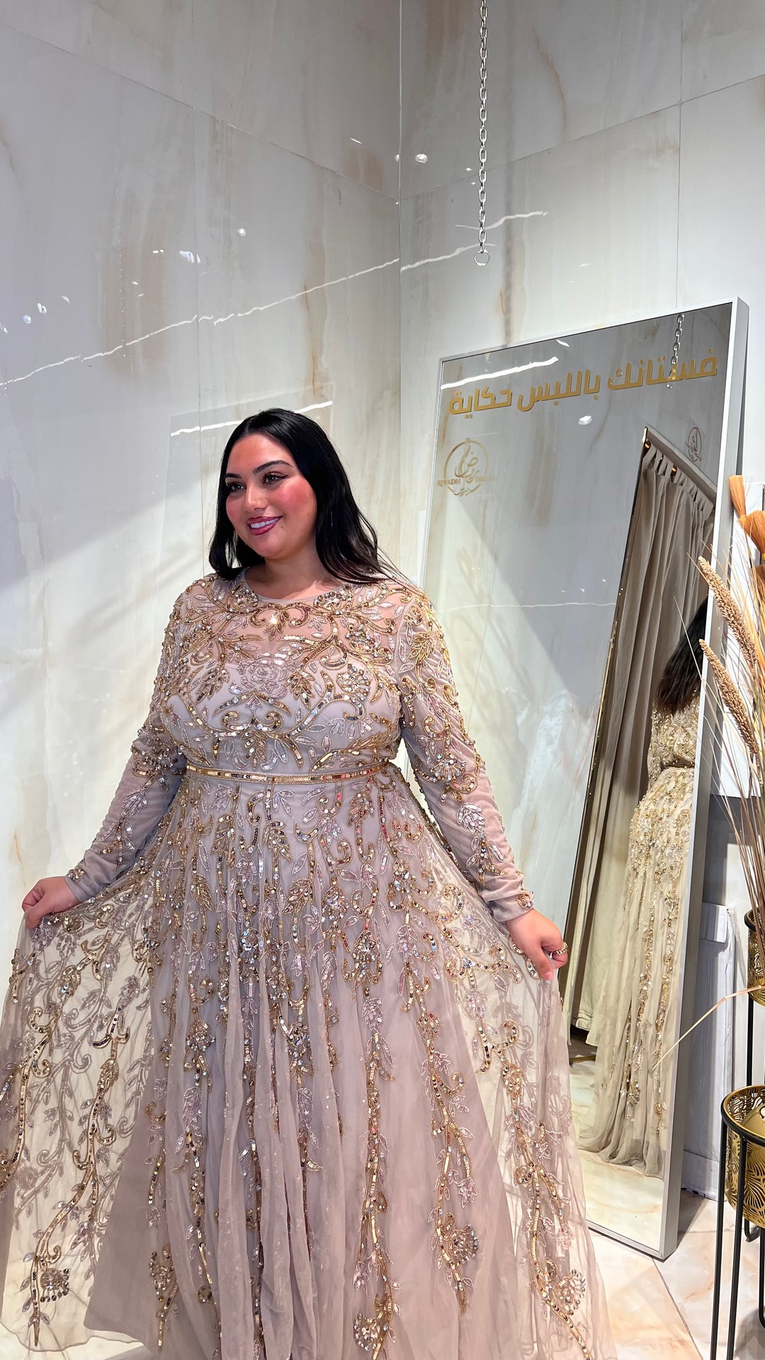 {{ product.title }} - {{ product.options.color }} - RiyadhDress