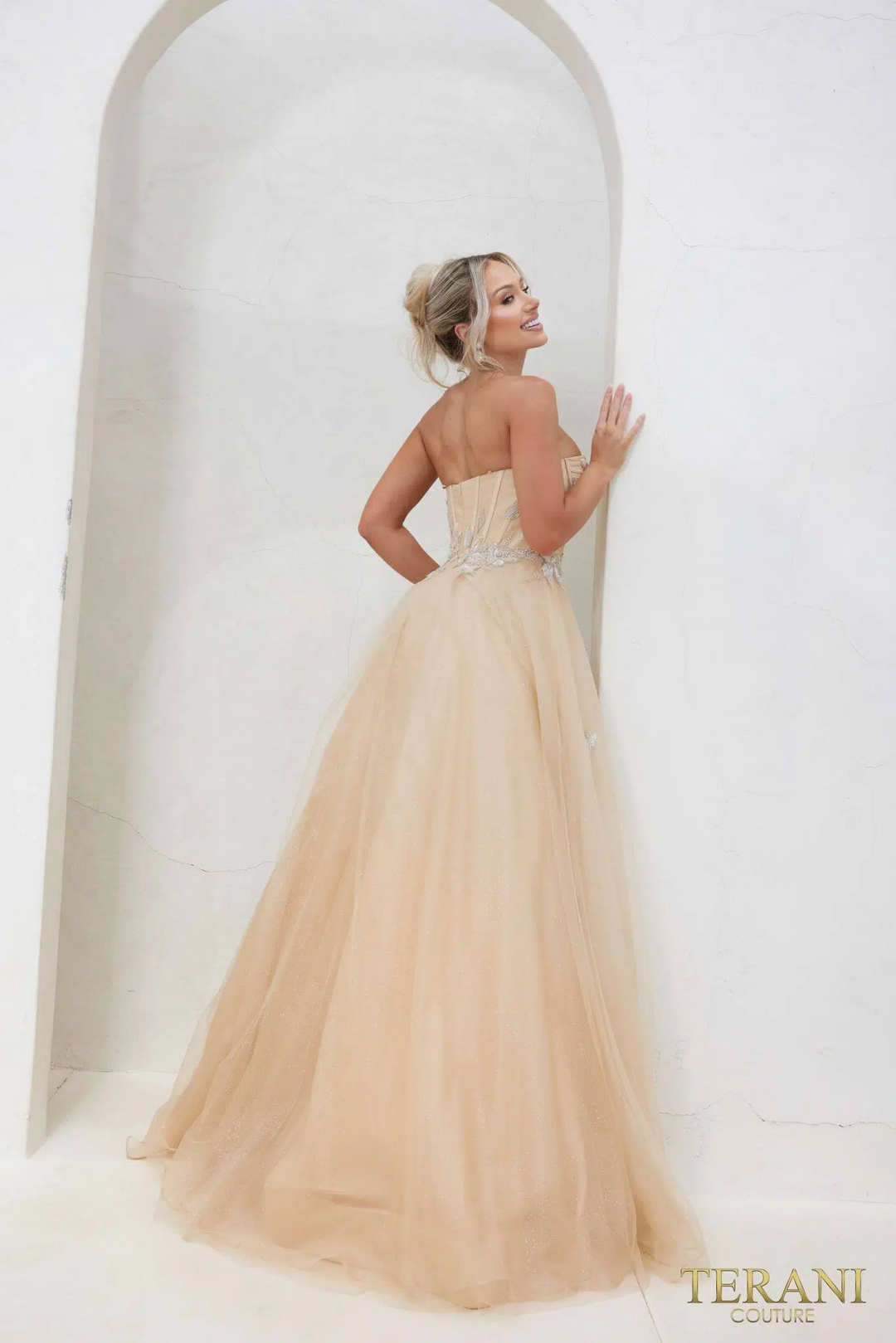 {{ product.title }} - {{ product.options.color }} - RiyadhDress