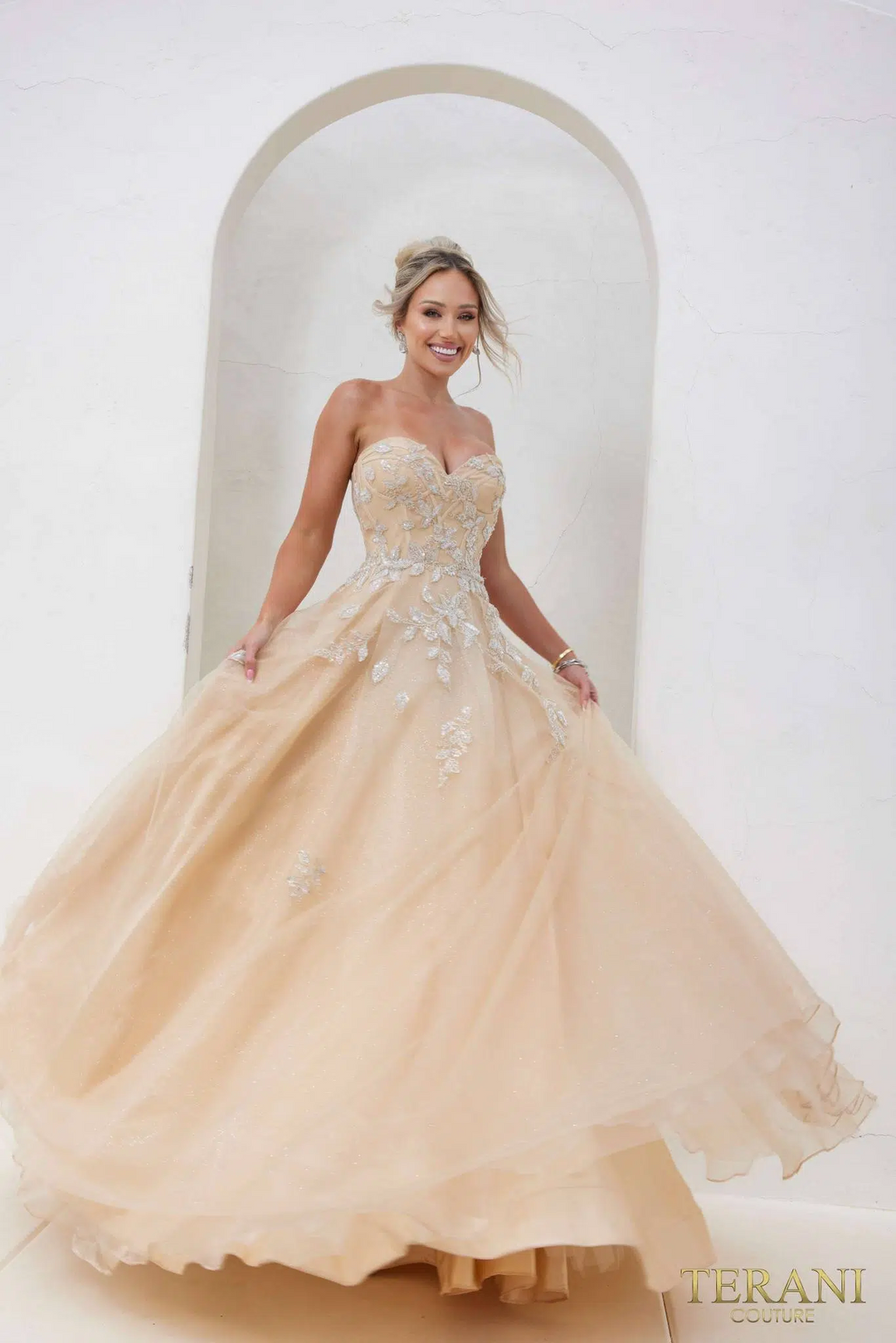 {{ product.title }} - {{ product.options.color }} - RiyadhDress
