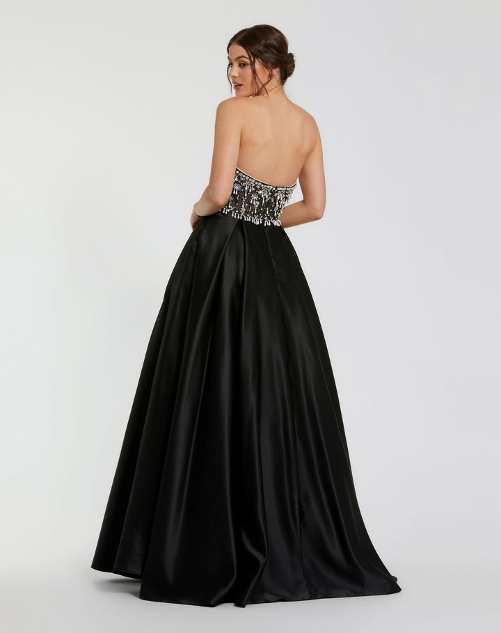 {{ product.title }} - {{ product.options.color }} - RiyadhDress